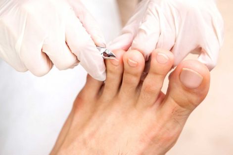 07-healthy-feet-tips-diabetes-cut-nails.jpg